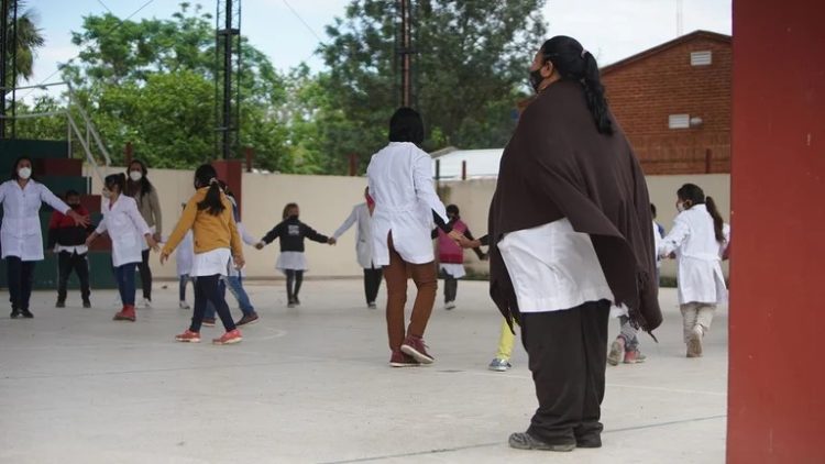 Maestra formoseña enseña la lengua qom para que no muera su cultura