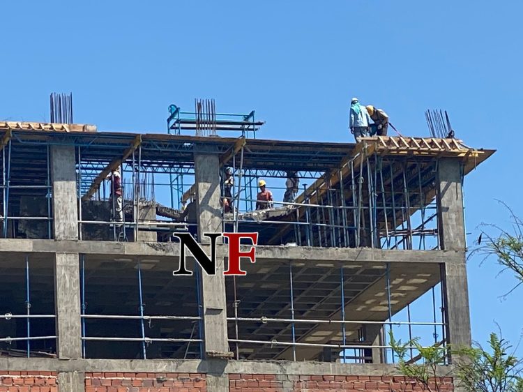 Se desmoronó la carga de una losa de edificio Corar en avenida Gutnisky