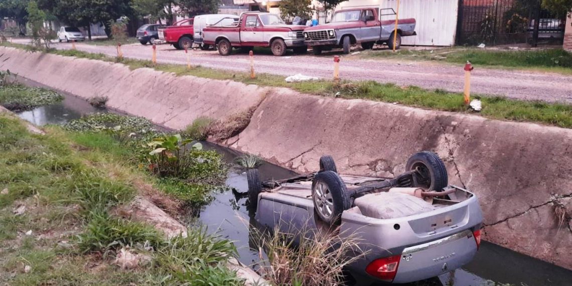 Dejó el auto con las llaves y se lo robaron: lo encontró dentro de un zanjón