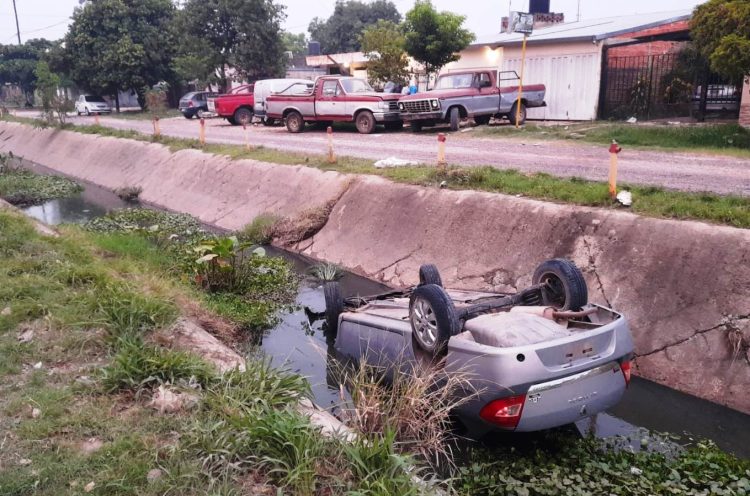Dejó el auto con las llaves y se lo robaron: lo encontró dentro de un zanjón