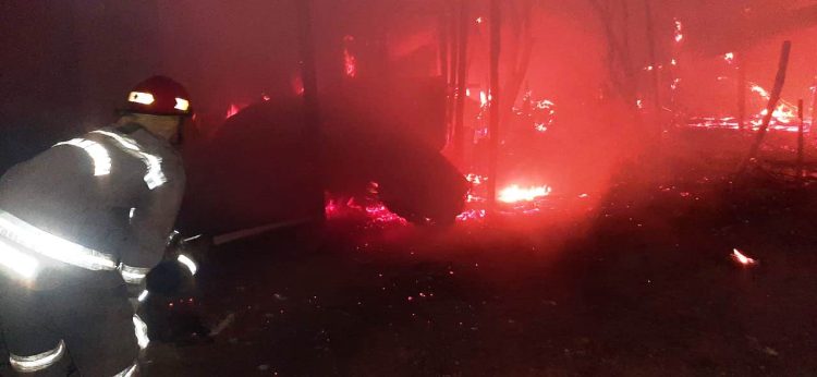 Perdieron todo tras incendio que consumió precarias casillas