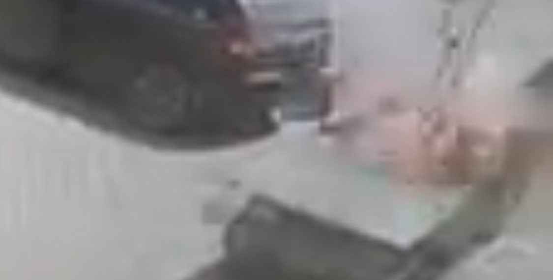 Un auto explotó en pleno movimiento mientras llevaba bidones de nafta