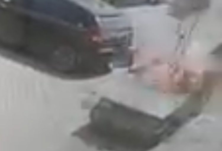 Un auto explotó en pleno movimiento mientras llevaba bidones de nafta