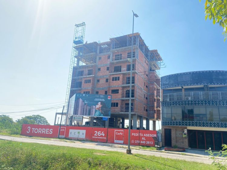 Se desmoronó la carga de una losa de edificio Corar en avenida Gutnisky