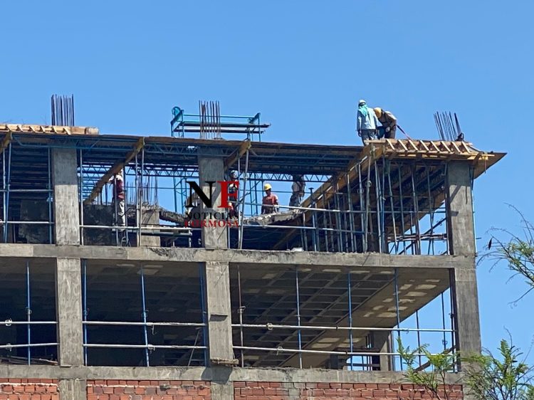 Se desmoronó la carga de una losa de edificio Corar en avenida Gutnisky