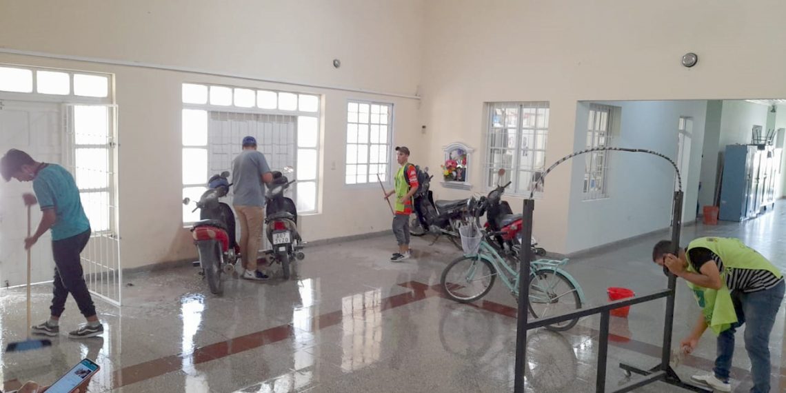 Militantes de distintas agrupaciones justicialistas acondicionan las escuelas para el inicio de clases