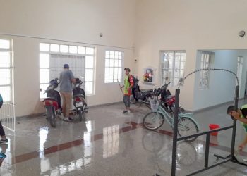 Militantes de distintas agrupaciones justicialistas acondicionan las escuelas para el inicio de clases