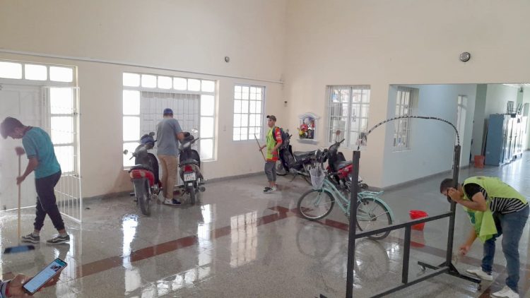Militantes de distintas agrupaciones justicialistas acondicionan las escuelas para el inicio de clases