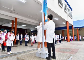 Escuelas: Vacunas anticovid no son obligatorias pero pase sanitario amaga que sí lo será