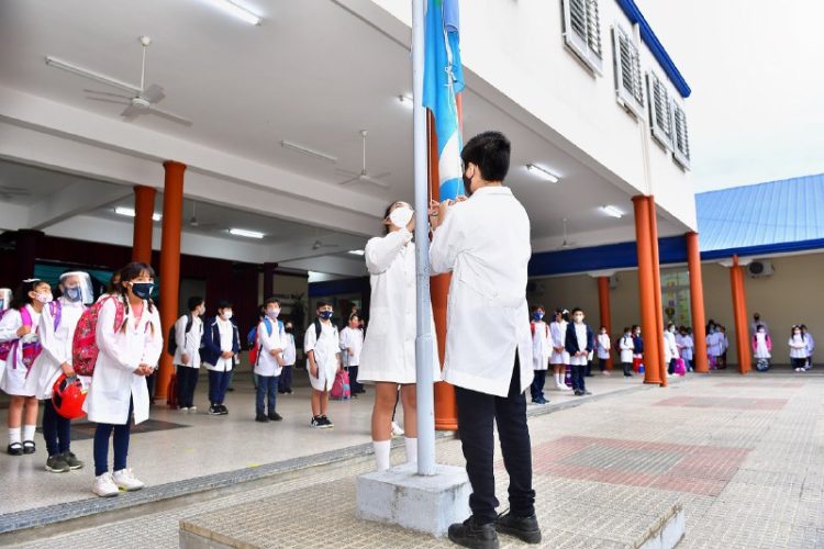 Escuelas: Vacunas anticovid no son obligatorias pero pase sanitario amaga que sí lo será