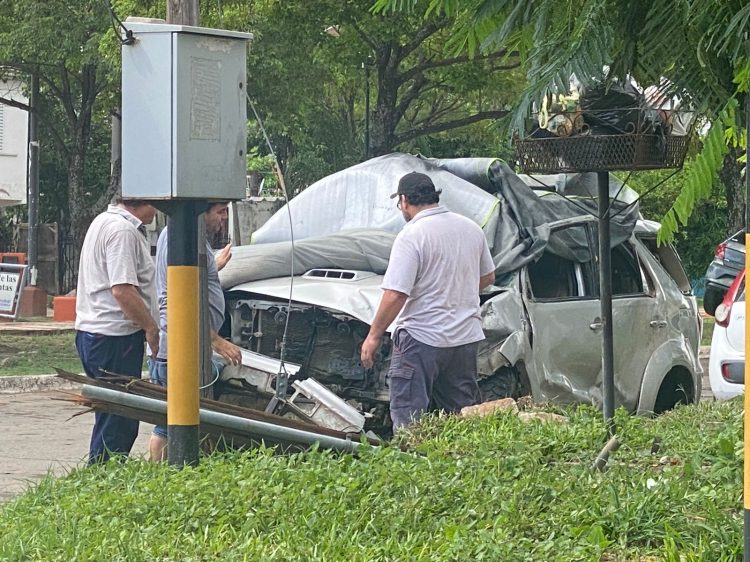 Fuerte choque entre auto y camioneta dejó siete personas hospitalizadas