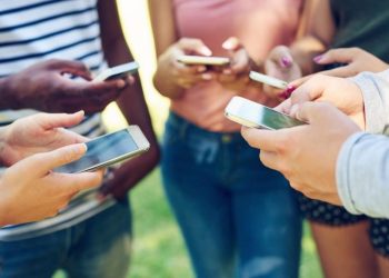 Cuentas, tarjetas y apps de pagos para adolescentes: cuáles ya usan desde los 13 años