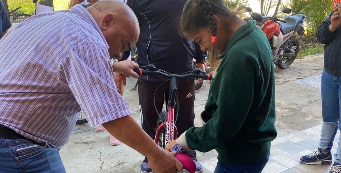 Campaña por redes de NF logró la donación de una bicicleta para una niña