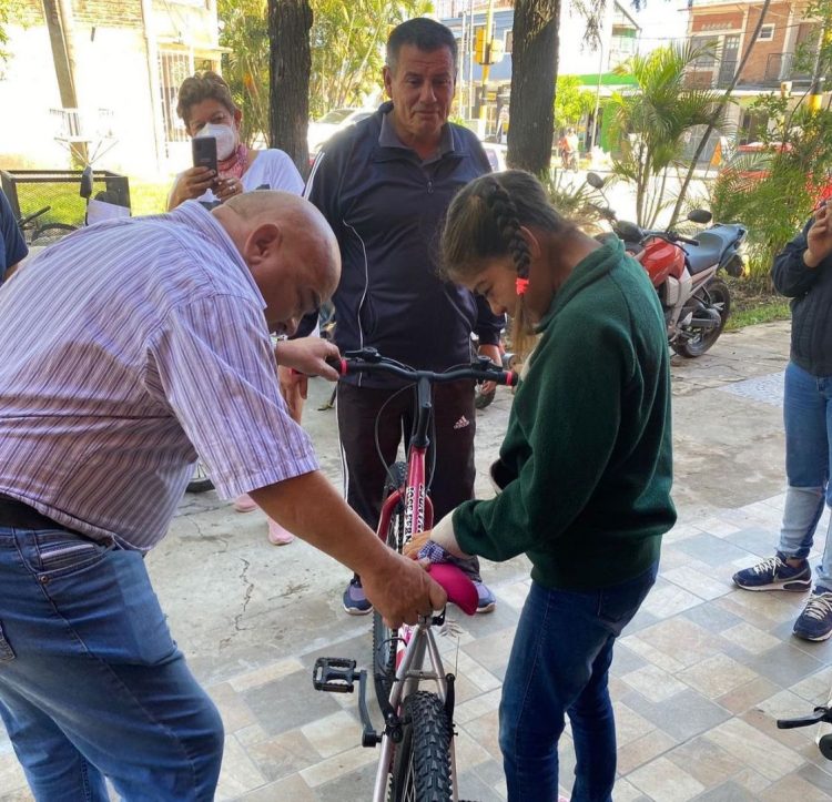 Campaña por redes de NF logró la donación de una bicicleta para una niña