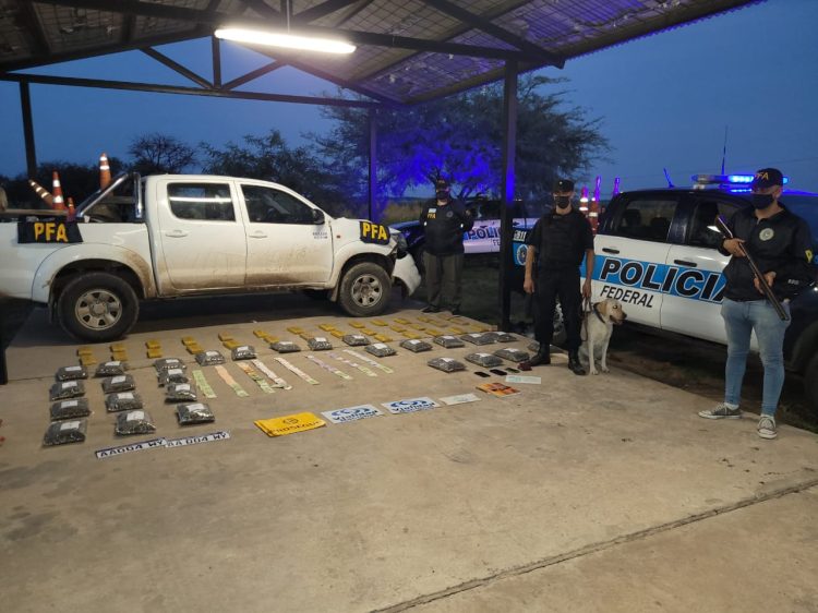 Policía Federal desarticuló banda narco que usaba móviles truchos de Vialidad Nacional