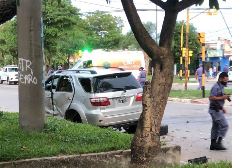 Fuerte choque entre auto y camioneta dejó siete personas hospitalizadas