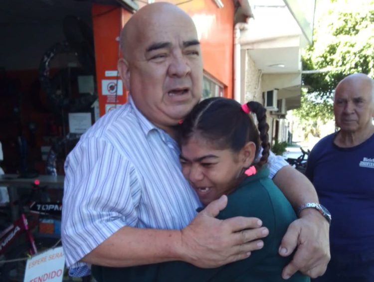 Campaña por redes de NF logró la donación de una bicicleta para una niña