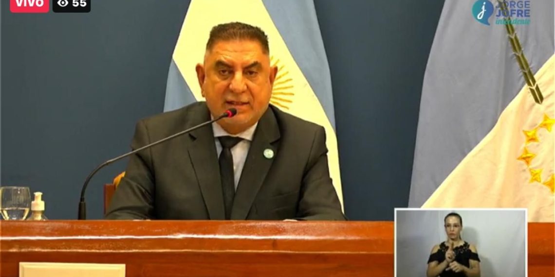 Jofré utilizo una intérprete de lenguaje de señas para traducir su discurso