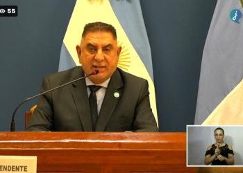 Jofré utilizo una intérprete de lenguaje de señas para traducir su discurso