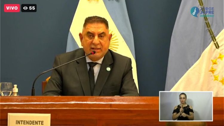 Jofré utilizo una intérprete de lenguaje de señas para traducir su discurso