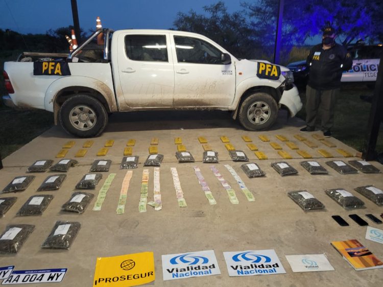 Policía Federal desarticuló banda narco que usaba móviles truchos de Vialidad Nacional