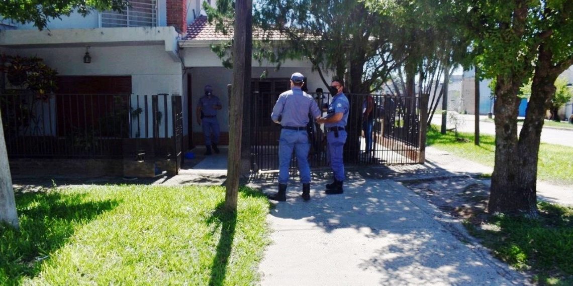 Asaltaron a un matrimonio en su propia casa; llevaron dólares y pesos