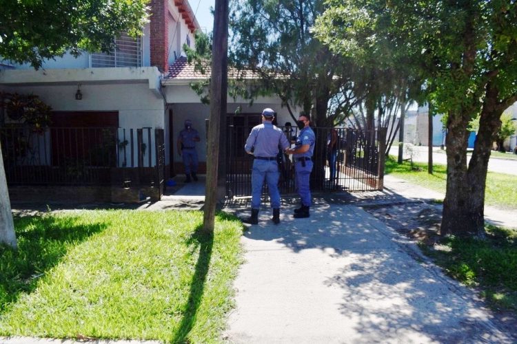 Asaltaron a un matrimonio en su propia casa; llevaron dólares y pesos