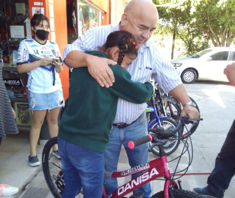 Campaña por redes de NF logró la donación de una bicicleta para una niña