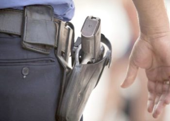 Con arma reglamentaria, un sargento se lesionó la mano y el proyectil también alcanzó a una mujer policía