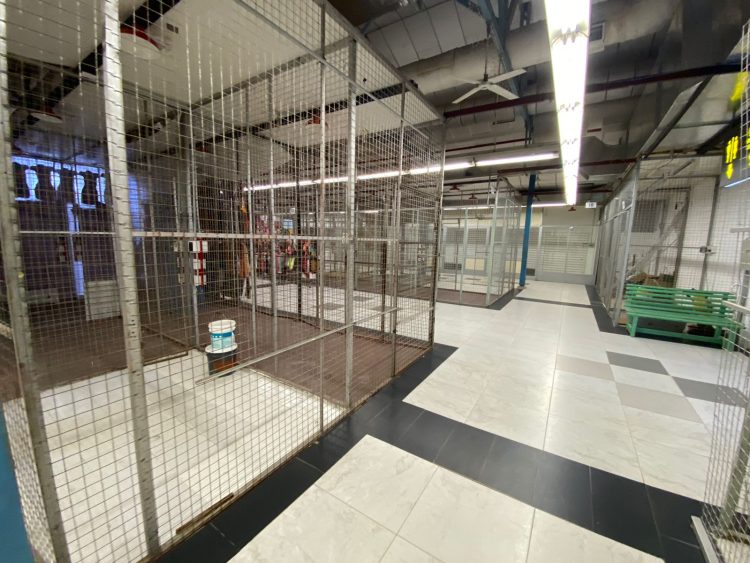 Desolación en el mercado del Puerto: decenas de locales vacíos