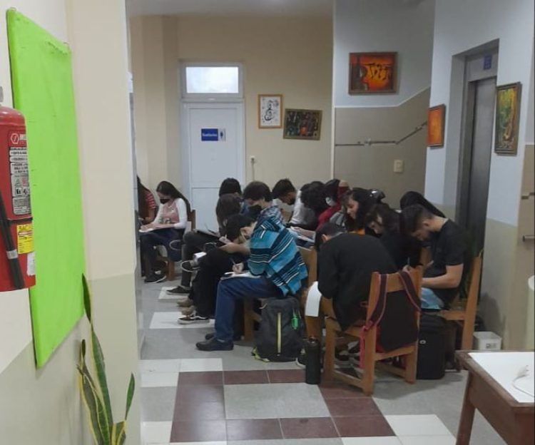 Alumnos de Bellas Artes dan clases en pasillos y advierten por riesgos