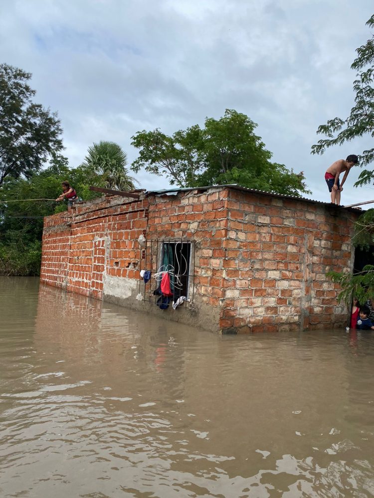 Atravesando una zona inundada, el concejal Ocampo asistió a familias con casas anegadas