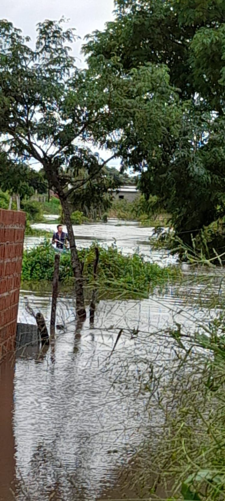 Atravesando una zona inundada, el concejal Ocampo asistió a familias con casas anegadas
