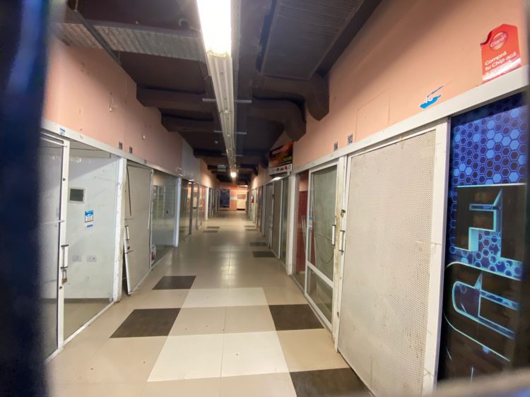 Desolación en el mercado del Puerto: decenas de locales vacíos