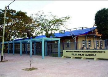 Conmoción en escuela por una niña que lleva cámaras ocultas en la mochila