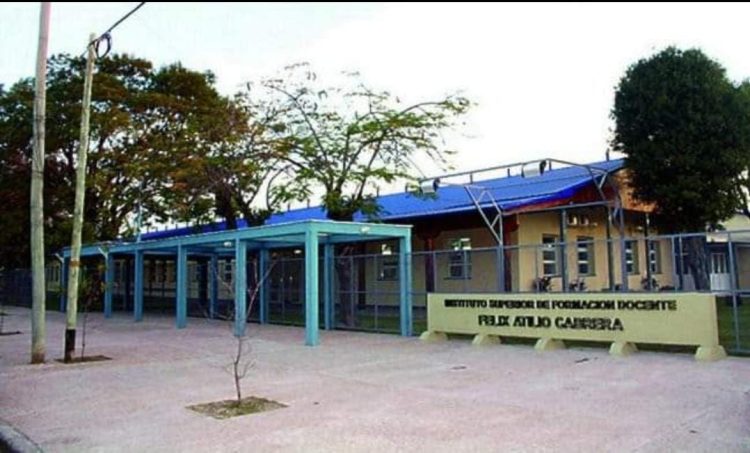 Conmoción en escuela por una niña que lleva cámaras ocultas en la mochila