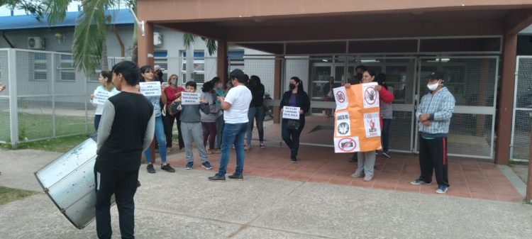 Conmoción en escuela por una niña que lleva cámaras ocultas en la mochila