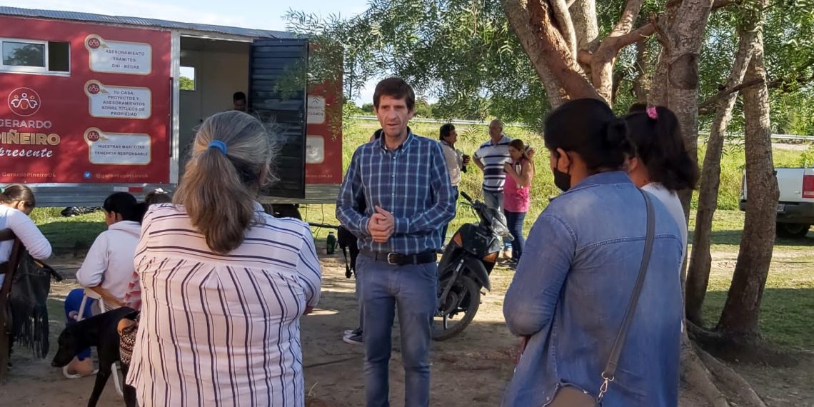 El concejal Gerardo Piñeiro habilitó una oficina móvil y la estrenó en Villa del Carmen