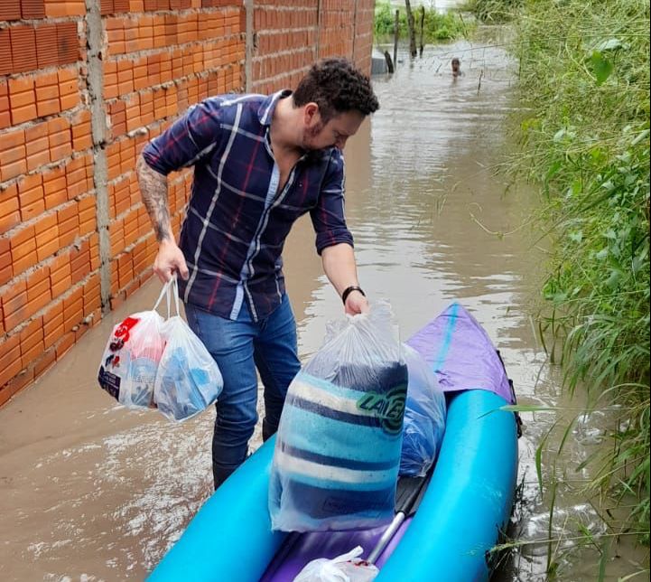 Atravesando una zona inundada, el concejal Ocampo asistió a familias con casas anegadas