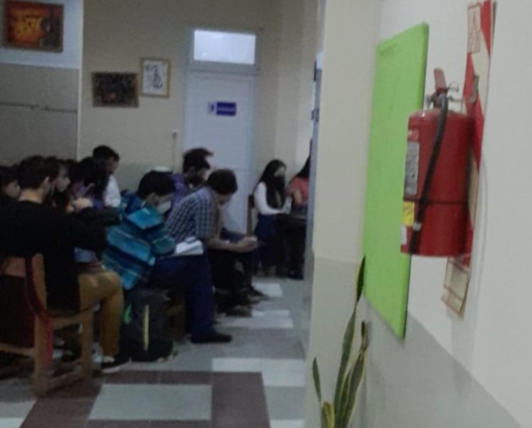 Alumnos de Bellas Artes dan clases en pasillos y advierten por riesgos