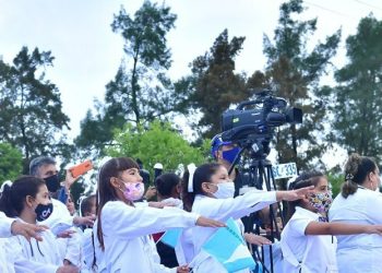 El gobernador presidió el acto de promesa de lealtad a la bandera provincial