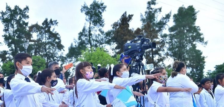 El gobernador presidió el acto de promesa de lealtad a la bandera provincial