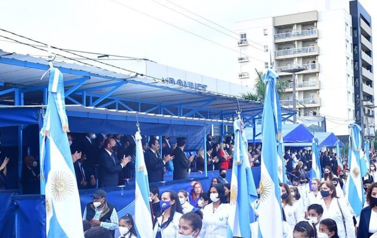 El gobernador presidió el acto de promesa de lealtad a la bandera provincial