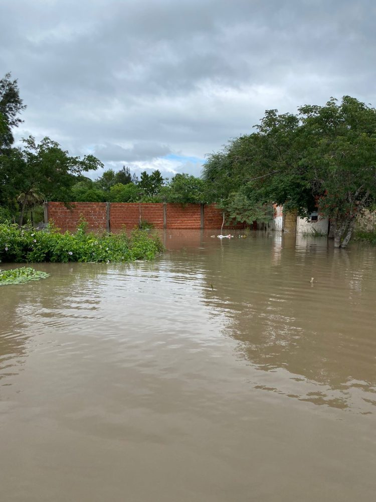 Atravesando una zona inundada, el concejal Ocampo asistió a familias con casas anegadas