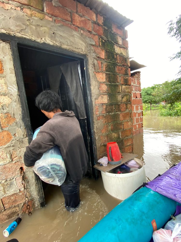 Atravesando una zona inundada, el concejal Ocampo asistió a familias con casas anegadas