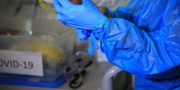 Decrece el número de testeos diarios y también los casos positivos detectados
