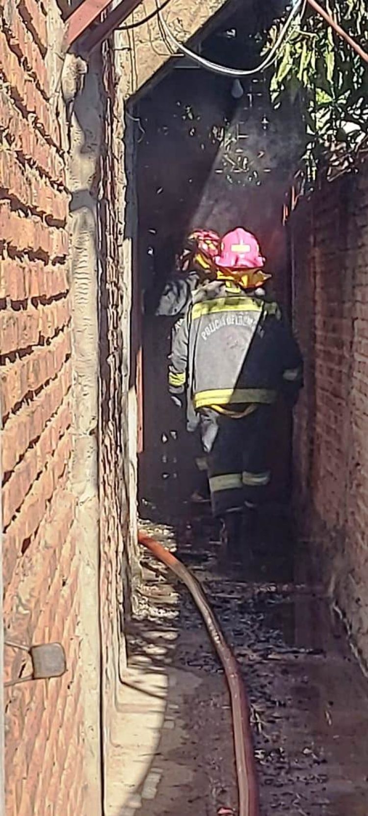 Una mujer y su hijo fueron rescatados de una casa en llamas