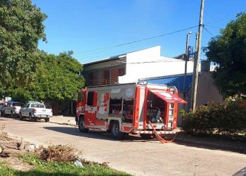 Una mujer y su hijo fueron rescatados de una casa en llamas