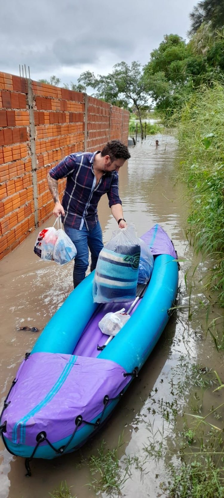 Atravesando una zona inundada, el concejal Ocampo asistió a familias con casas anegadas