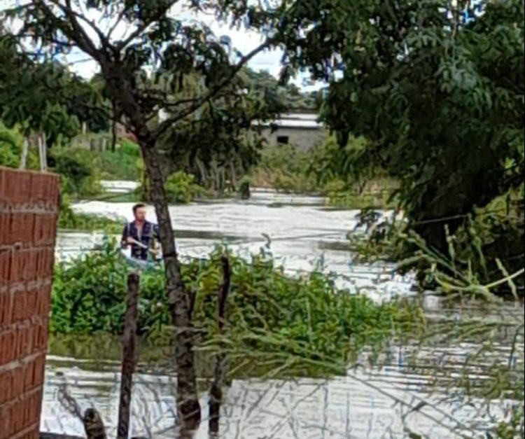 Atravesando una zona inundada, el concejal Ocampo asistió a familias con casas anegadas